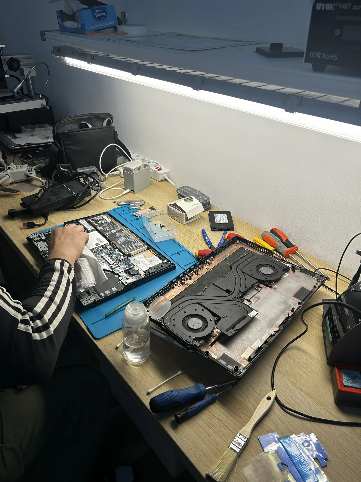Diagnostyka elektroniki laptopa na stanowisku serwisowym